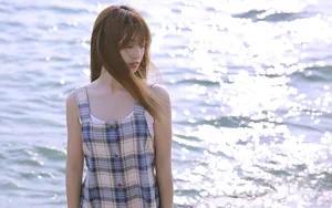 海边清纯长发飘飘美女图片_2