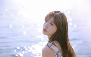 海边清纯长发飘飘美女图片_3