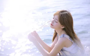 海边清纯长发飘飘美女图片_5