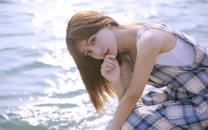 海边清纯长发飘飘美女图片_6