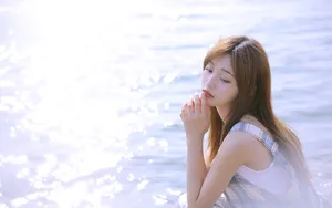 海边清纯长发飘飘美女图片_7
