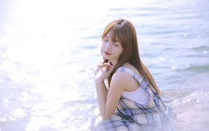 海边清纯长发飘飘美女图片_8