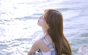 海边清纯长发飘飘美女图片_9