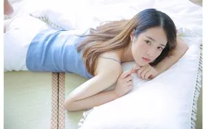 干净的吊带香肩美女图片_3