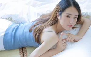干净的吊带香肩美女图片_4