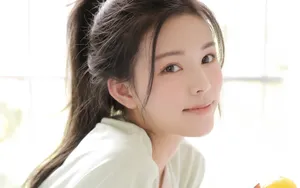 笑容甜美的白皙美女图片_2
