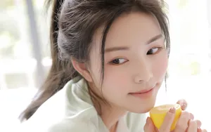 笑容甜美的白皙美女图片_5