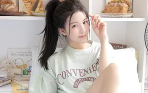 笑容甜美的白皙美女图片_6
