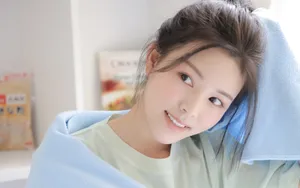 笑容甜美的白皙美女图片_9