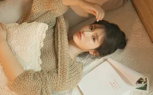 露肩性感毛衣美女图片_2