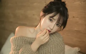 露肩性感毛衣美女图片_3