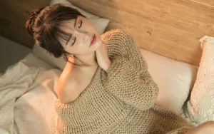 露肩性感毛衣美女图片_9