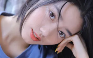 皮肤白皙的养眼女生头像图片_2