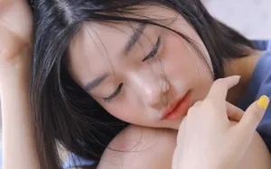 皮肤白皙的养眼女生头像图片_3