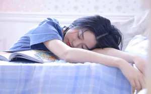皮肤白皙的养眼女生头像图片_4