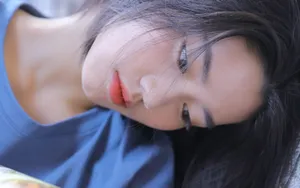 皮肤白皙的养眼女生头像图片_5