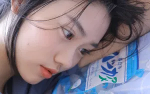 皮肤白皙的养眼女生头像图片_6