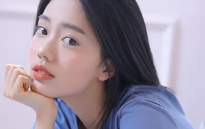 皮肤白皙的养眼女生头像图片_7