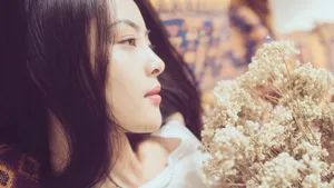 长发妩媚美女图片壁纸_2