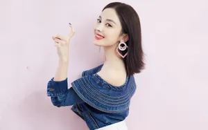 古力娜扎露肩性感图片_2