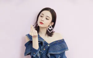 古力娜扎露肩性感图片_4