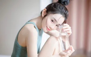 白皙养眼美女图片_2