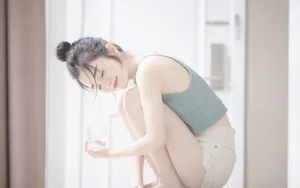 白皙养眼美女图片_5