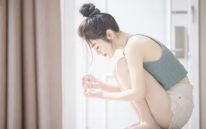 白皙养眼美女图片_8