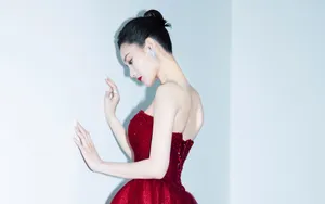 李一桐性感抹胸裙图片_2