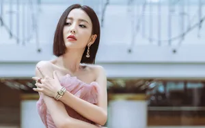 佟丽娅性感露背裙壁纸_3