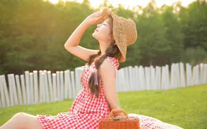 格子连衣裙美女图片_2
