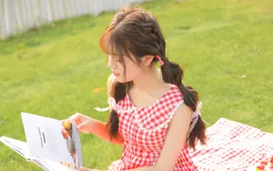 格子连衣裙美女图片_4