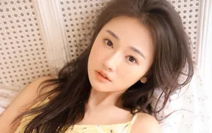性感长发吊带美女图片_2