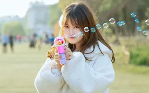 俏皮美女户外照片_2