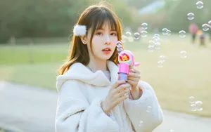 俏皮美女户外照片_3