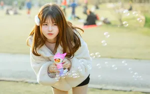 俏皮美女户外照片_5