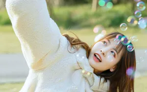 俏皮美女户外照片_6