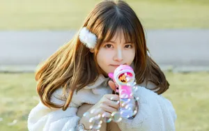 俏皮美女户外照片_8