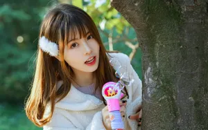 俏皮美女户外照片_9