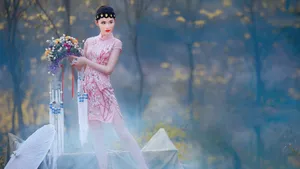 迷人旗袍短裙美女图片_5
