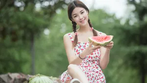 夏天美女吃西瓜图片_2