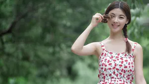 夏天美女吃西瓜图片_4