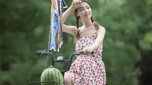 夏天美女吃西瓜图片_8