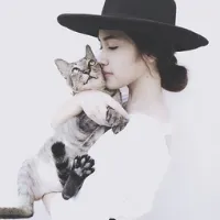 最新版qq头像萌宠配美女第1张