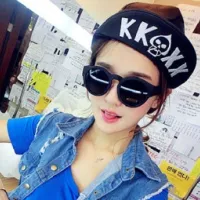 女生戴帽子戴眼镜头像第1张