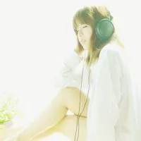 戴耳机的女生头像第1张