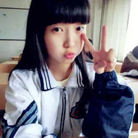 可爱的剪刀手女生qq头像第1张