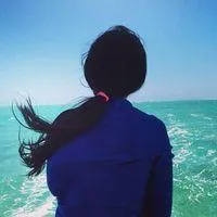 海边女生独自背影头像第1张