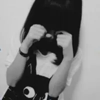 女生拿相机的清秀头像第1张