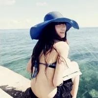 海边戴帽子女生头像女神第1张